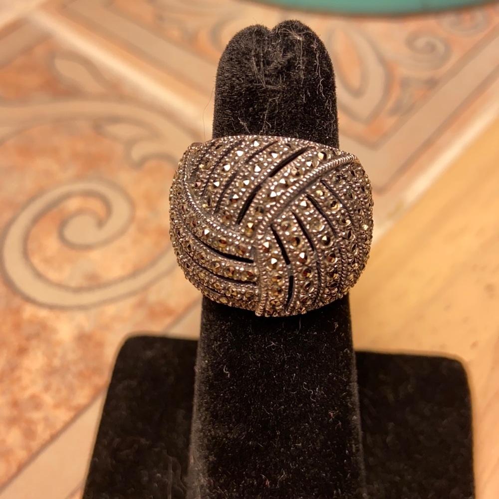 Beautiful STERLING & MARCASITE Ring Size 5 1/4